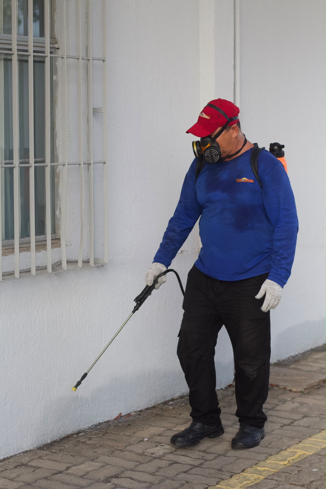 Técnico da MaxControle aplicando produto em área externa