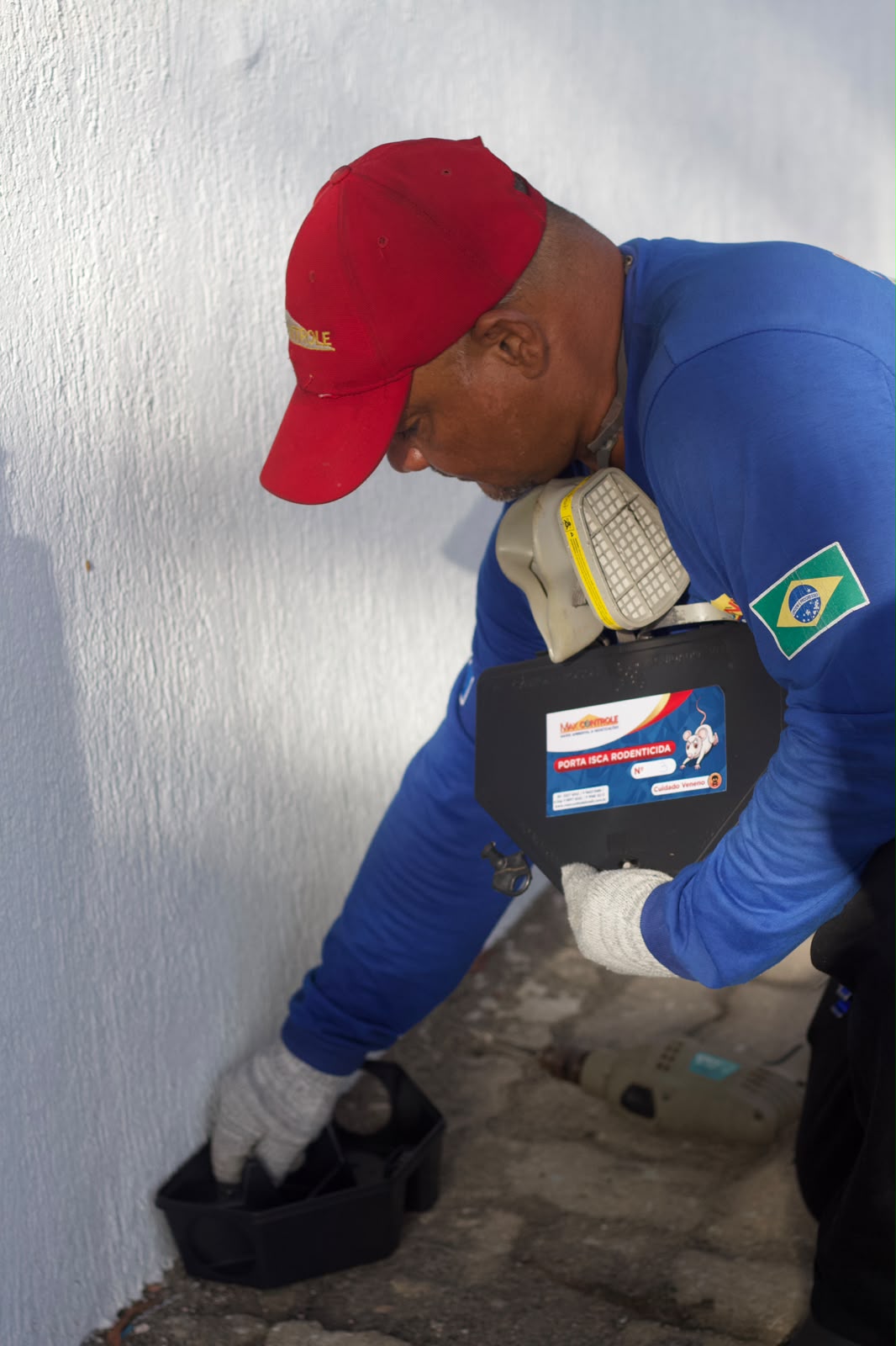 Técnico da MaxControle instalando porta-isca rodenticida